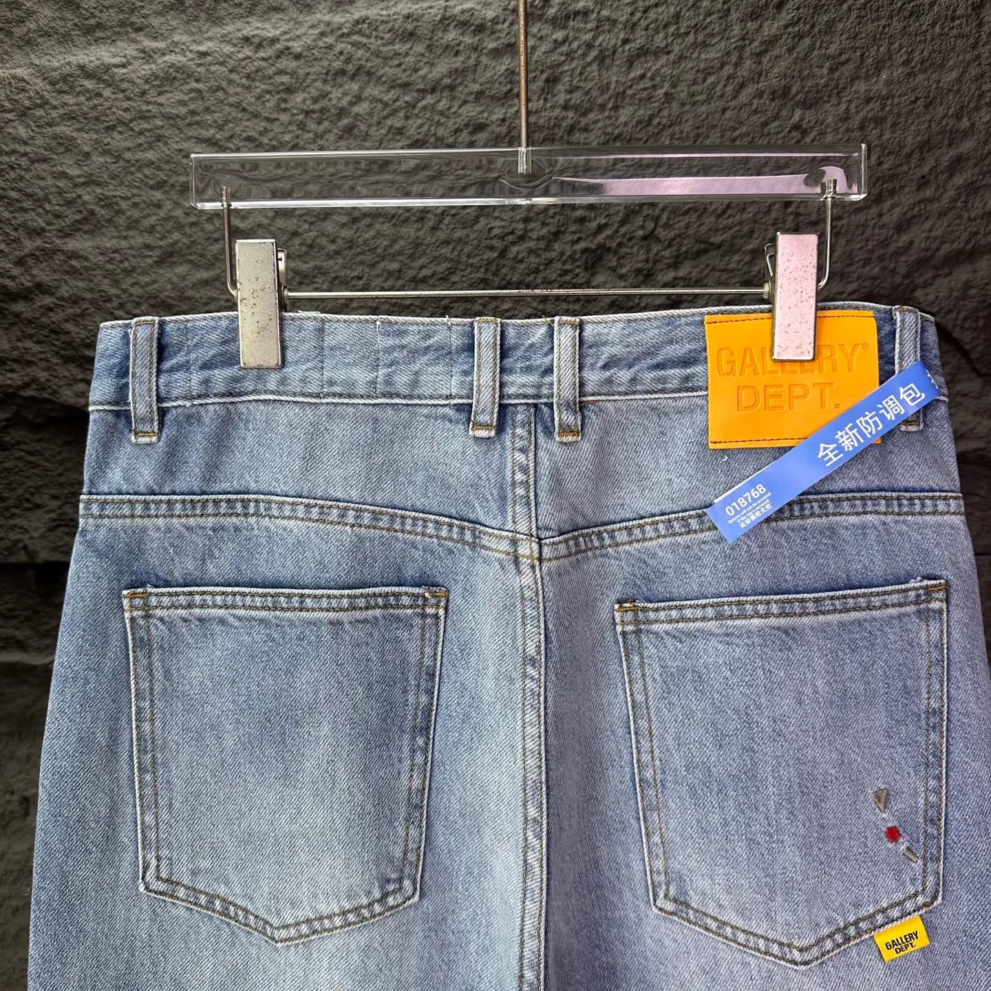 P250 GALLERY DEPT. 2025 New Light Blue Simple Washed and Distressed Couple Style Loose Straight Jeans 🔥High version🔥High version🔥 Top ceiling quality Styles with different washed textures are very friendly to people with thin legs and thick legs. The straight and loose version is very flattering. Moderate length that never goes out of style, easy to match with casually, basic styling for various styles, a must-have in the wardrobe! The fabric is stiff but also makes the upper body soft without losing texture. The washing process is even more perfect. It is a must-have item for everyone! ! ! Washed wheat, hang tag, pants label, complete with three labels Color: light blue Size: 28, 30, 32, 34, 36 (five sizes)